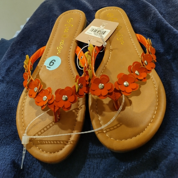 Free Reign Faux Leather Flower Sandals - Picture 5 of 5